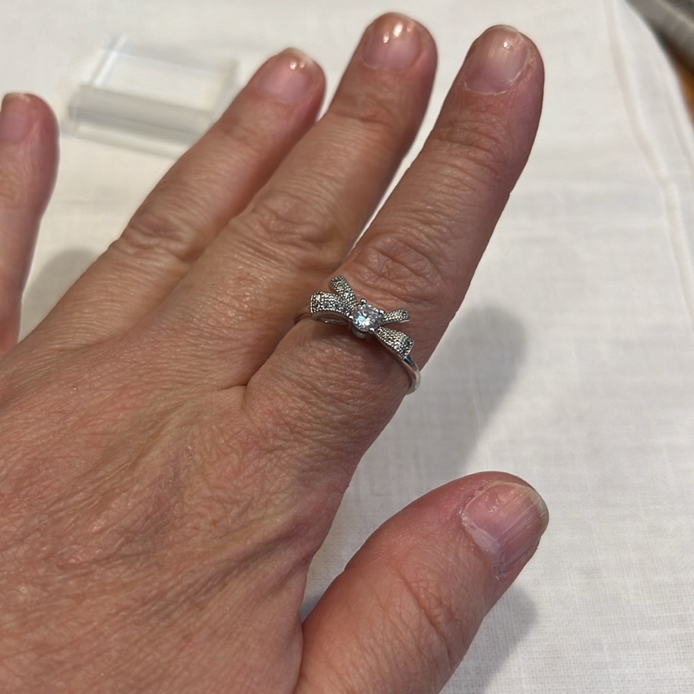 Vintage silver tone ring with bow and glass stone size 7 1/2 half - Picture 4 of 5
